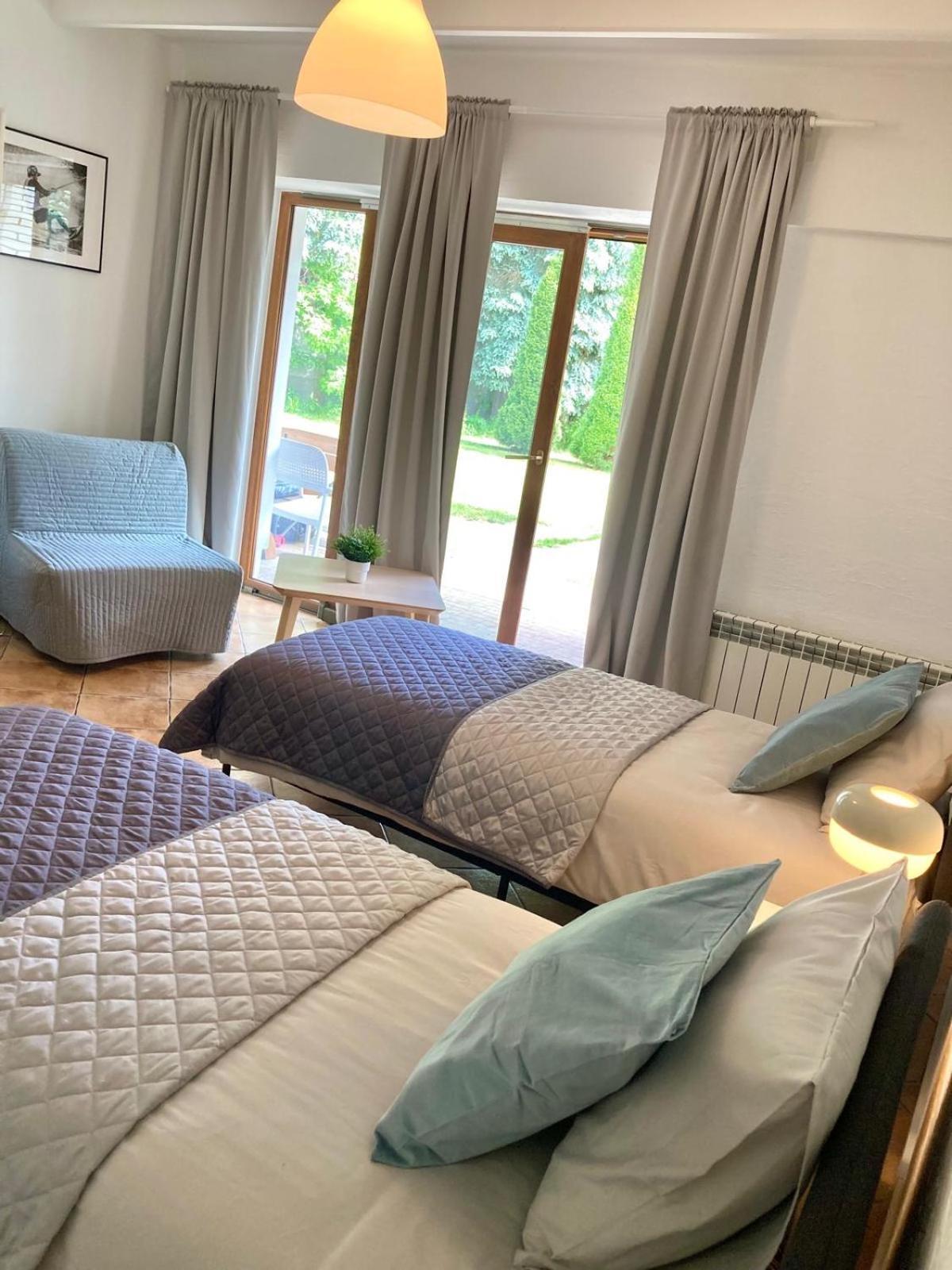 Wake Villa Brwinow Экстерьер фото