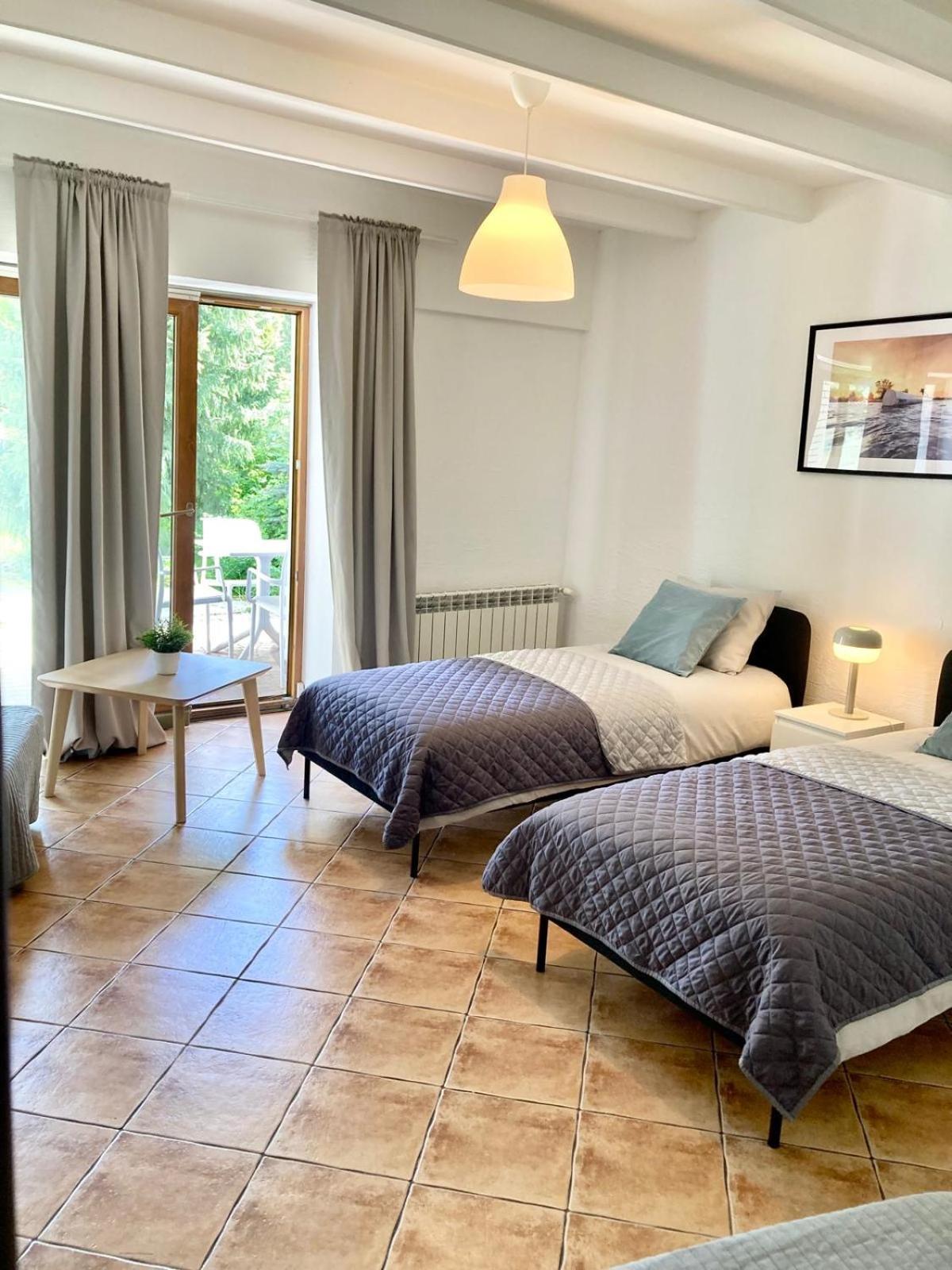 Wake Villa Brwinow Экстерьер фото