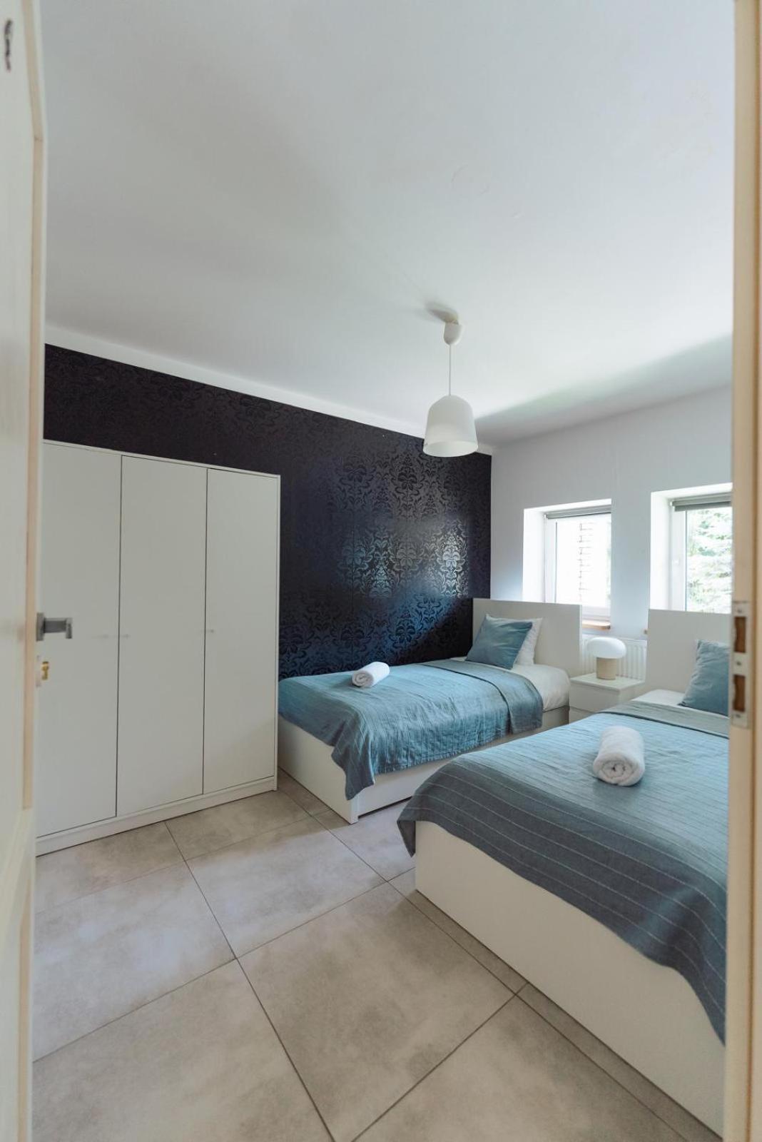 Wake Villa Brwinow Экстерьер фото