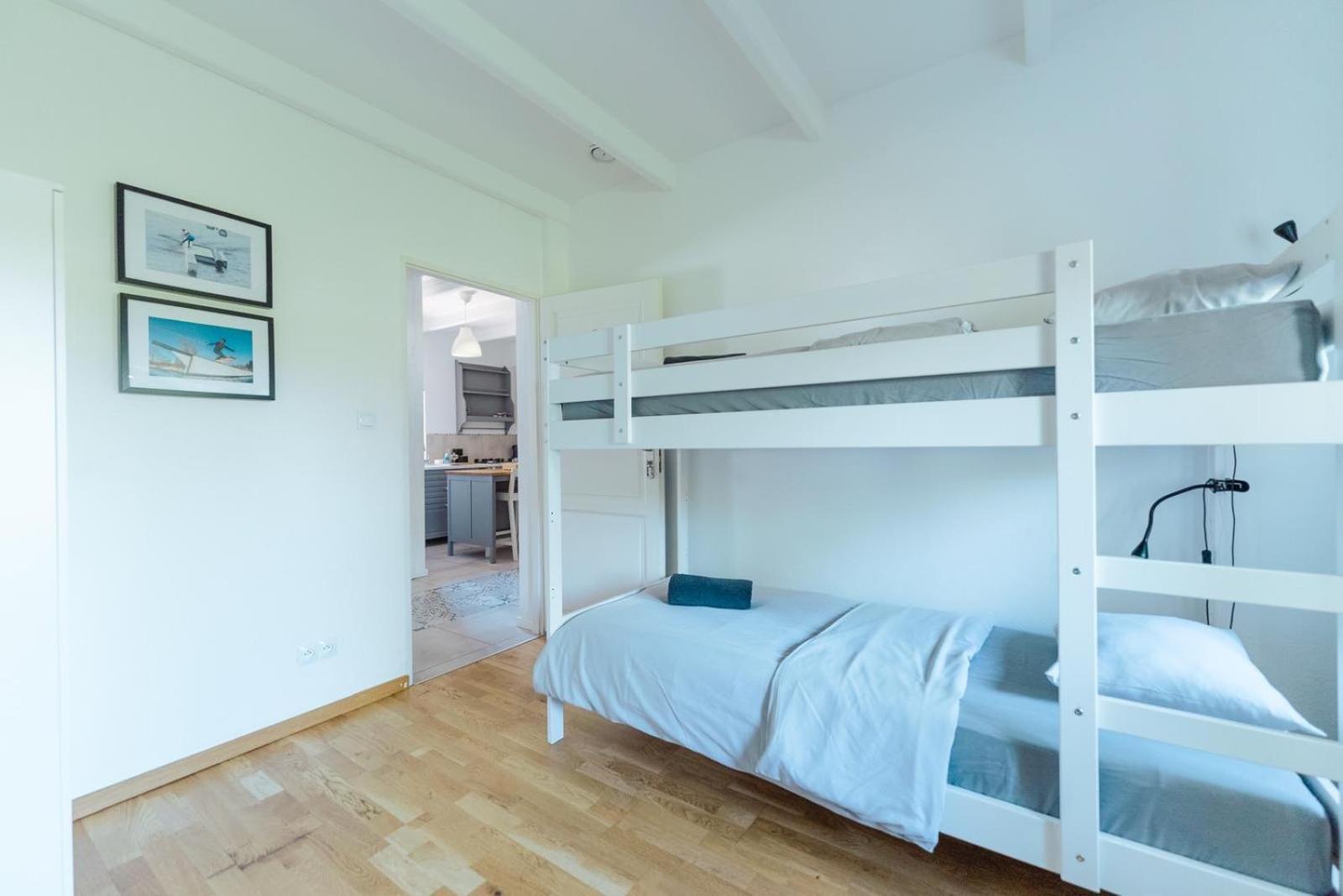 Wake Villa Brwinow Экстерьер фото