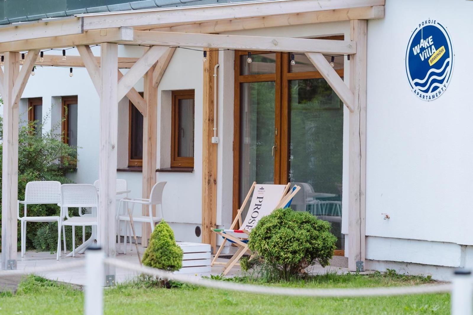 Wake Villa Brwinow Экстерьер фото