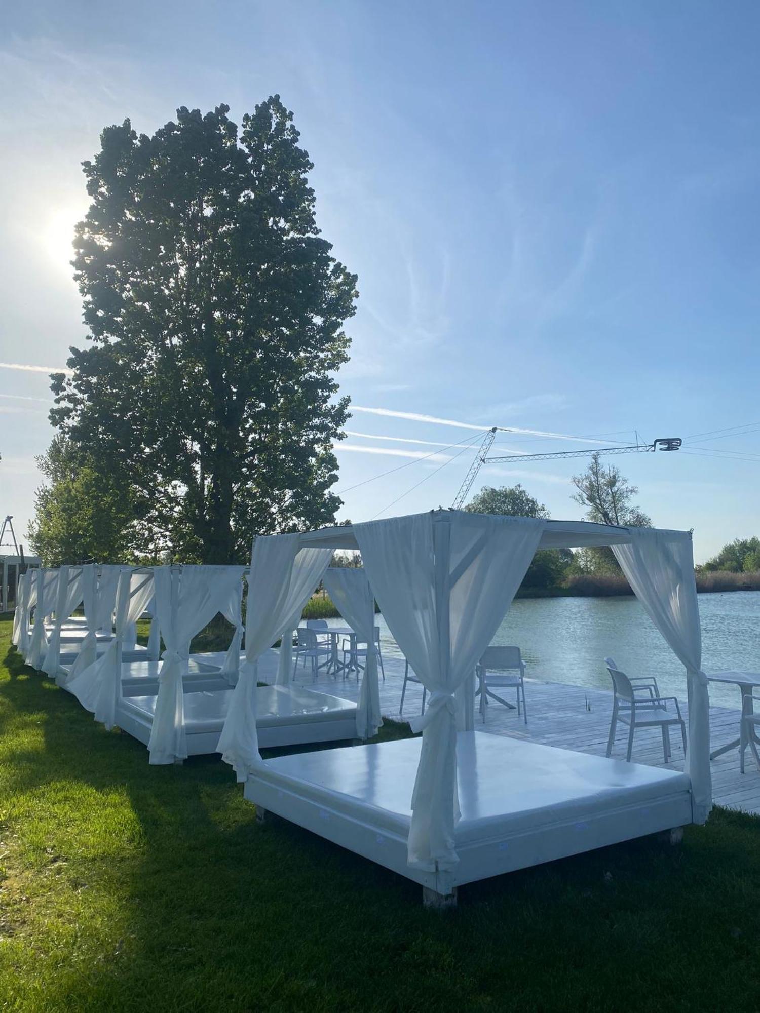 Wake Villa Brwinow Экстерьер фото