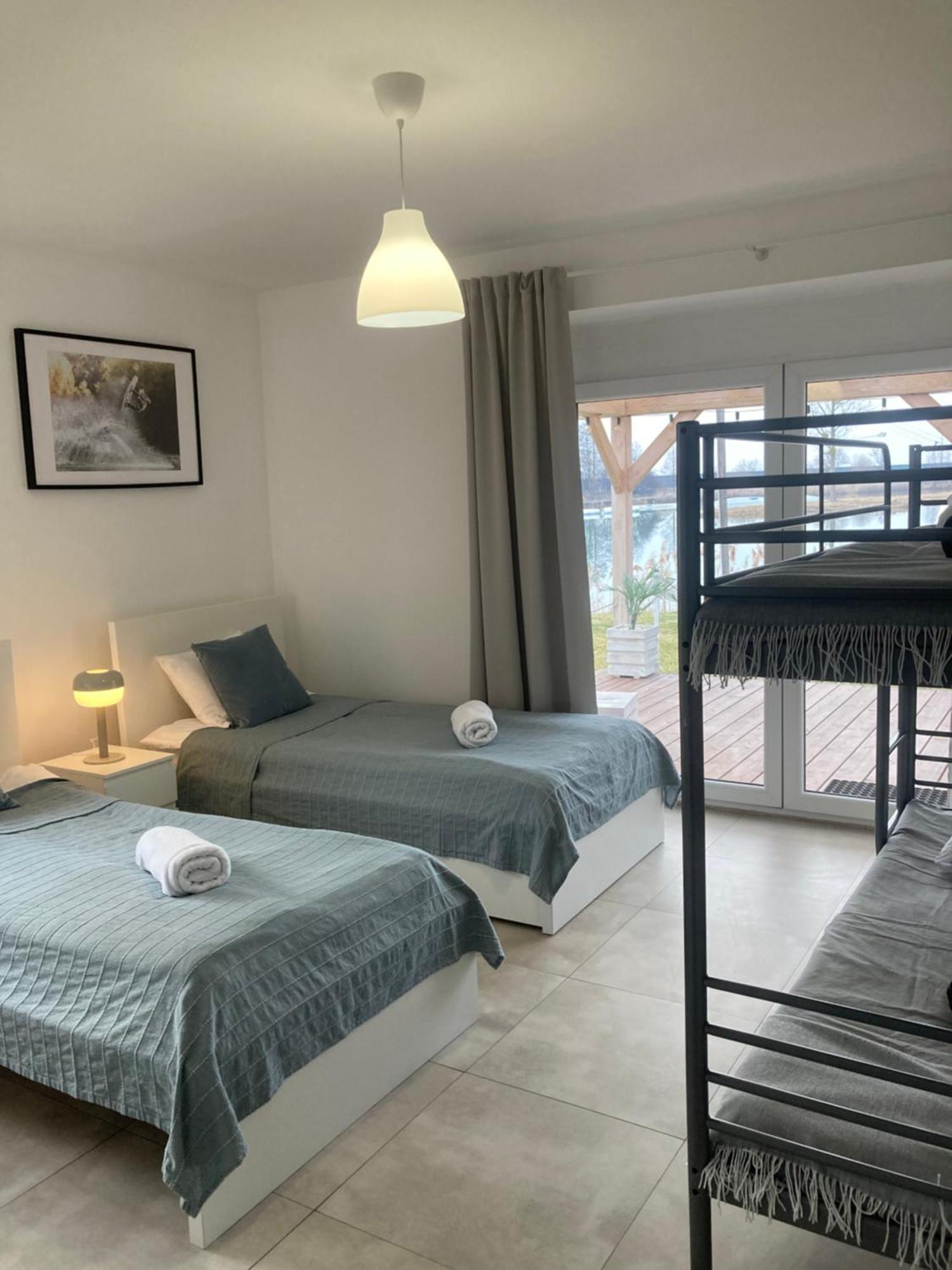 Wake Villa Brwinow Экстерьер фото