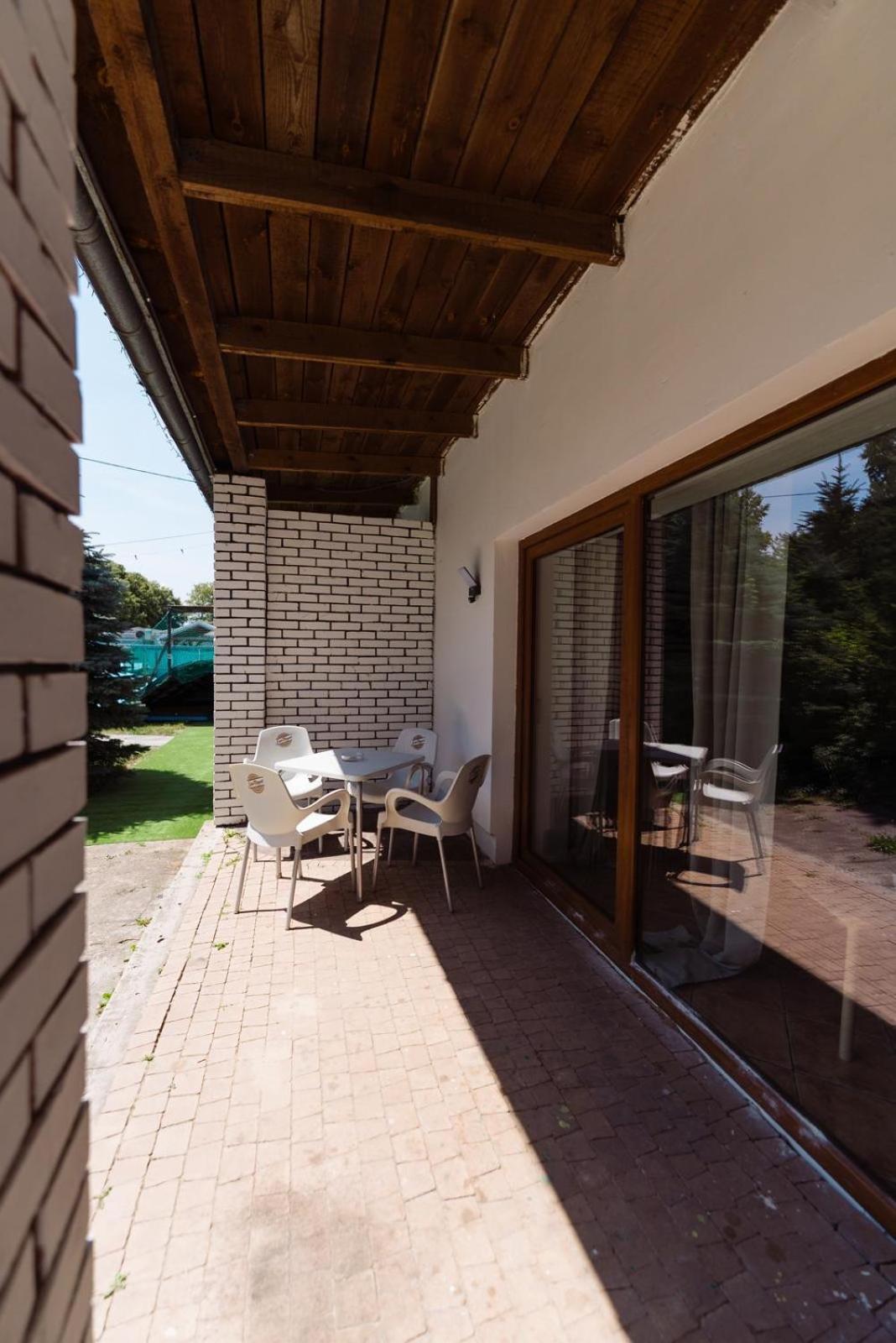 Wake Villa Brwinow Экстерьер фото