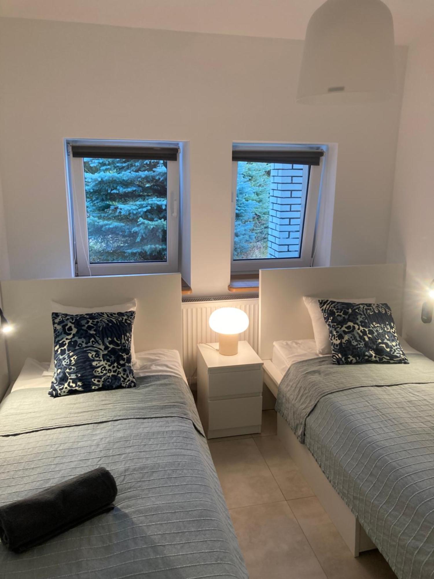Wake Villa Brwinow Экстерьер фото